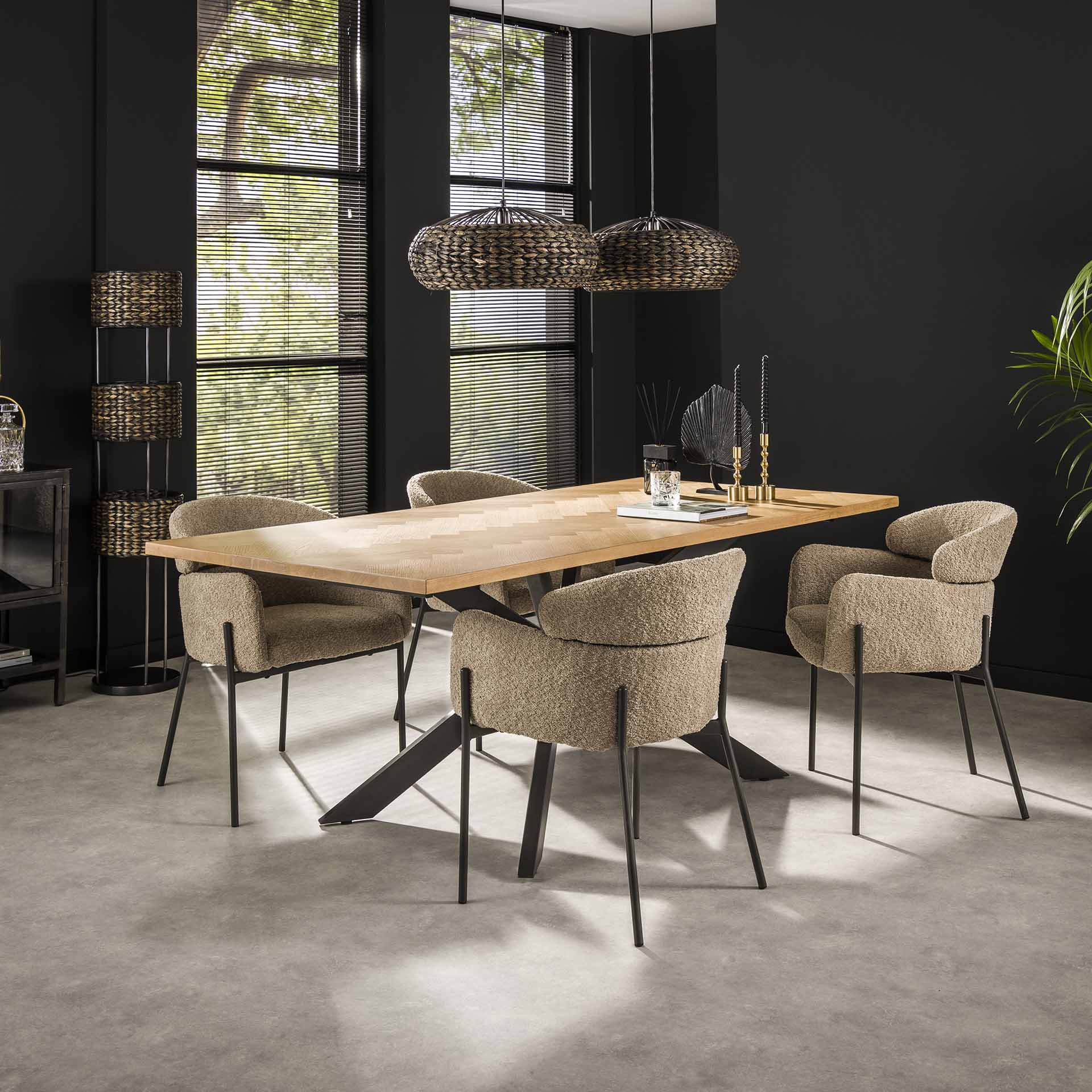 Spisebord med sildebensmønstret ege finer og metalstel