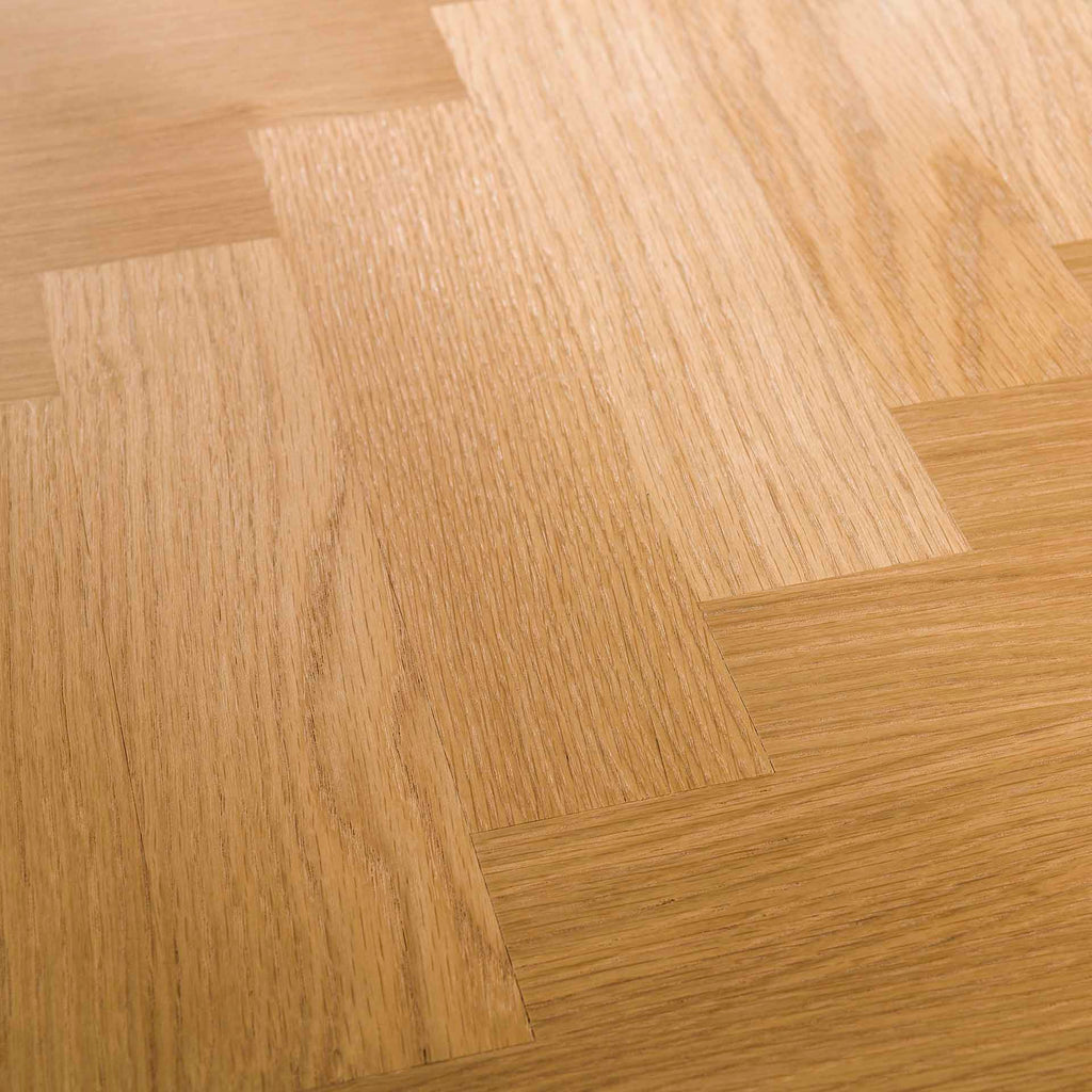 Spisebord med sildebensmønstret ege finer og metalstel