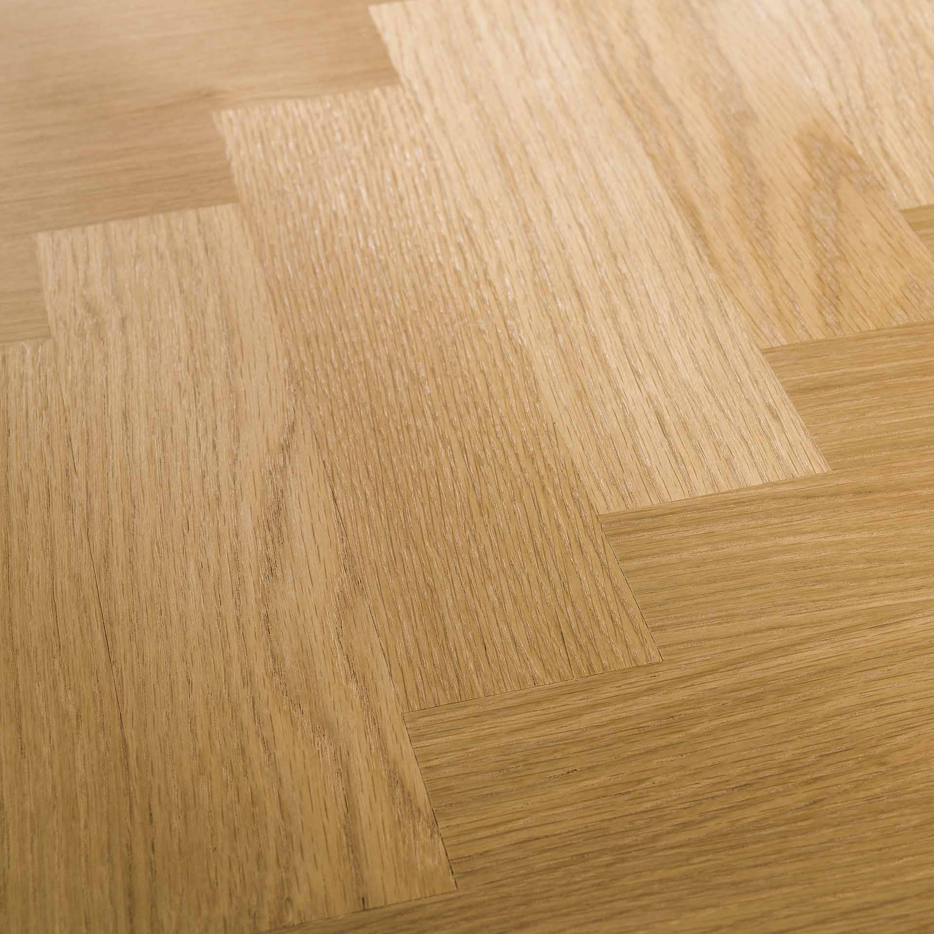 Spisebord med sildebensmønstret ege finer og metalstel